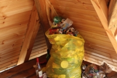 Svoje odpadky si prosím zoberte so sebou.