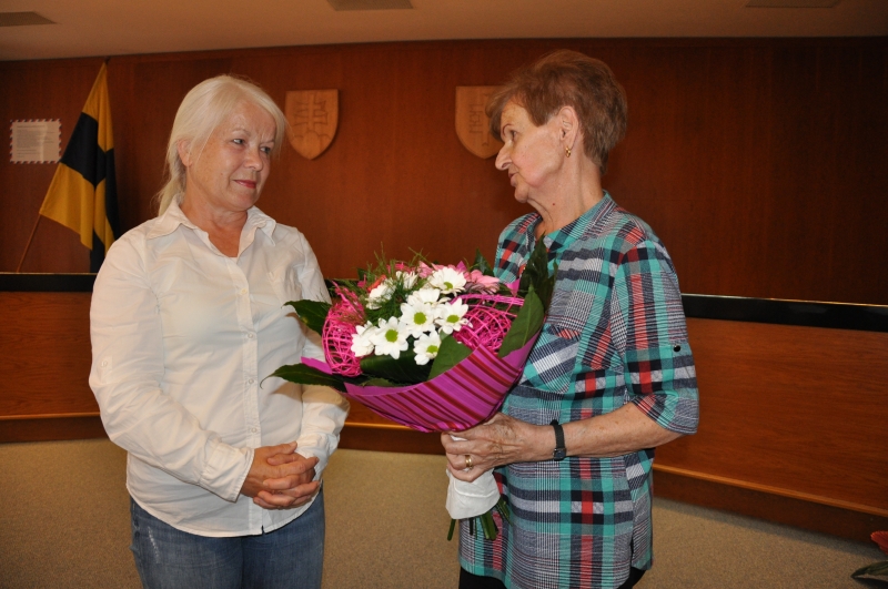 Kvety ako poďakovanie Alene Borszékovej (vľavo) odovzdáva Eva Vicelová (KST Spartak Bánovce nad Bebravou)
