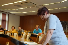 Evka Kopecká (KST Javor Bošany) ako predsedníčka kontrolnej komisii prednáša správu kontrolnej komisie.